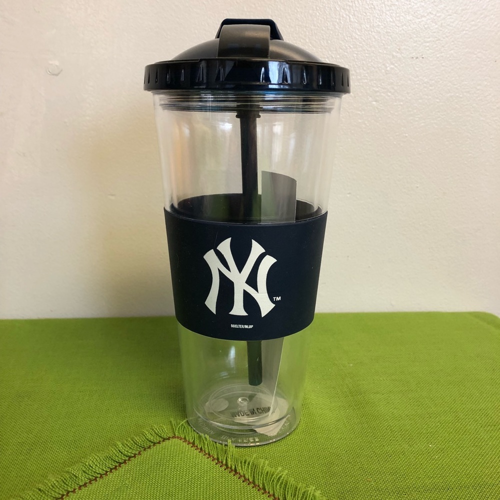 NWTplastic NYYankees cup with a cover & a straw